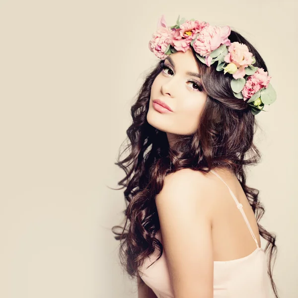 Beautiful Woman with Curly Hair, Makeup and Flowers Wreath — Stock Photo, Image