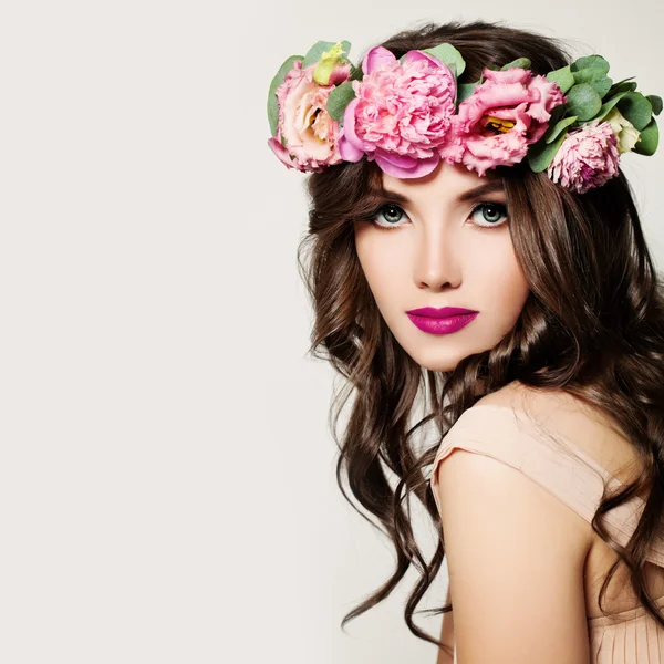 Mulher da moda. Menina com maquiagem, cabelo encaracolado e flores cor de rosa — Fotografia de Stock