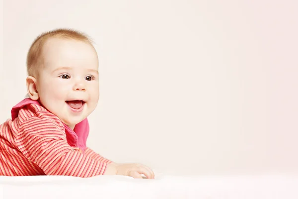 Buon Bambino sullo sfondo. Carino bambino piccolo, 6 mesi — Foto Stock