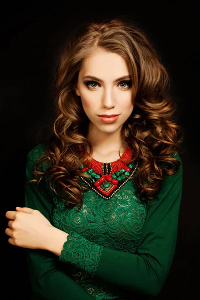Kadın moda Model Güzellik Portresi. Kız güzel Curl ile