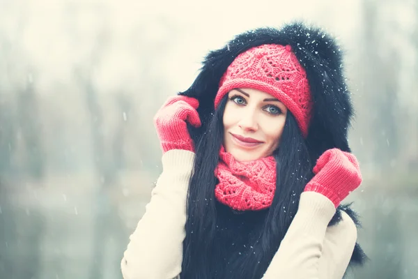 Winter Girl ao ar livre. Retrato de Mulher Feliz — Fotografia de Stock