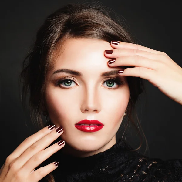 Vrouw met make-up en Manicure nagels — Stockfoto
