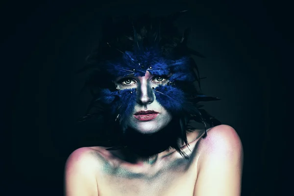 Karnevalový kostým. Žena s Fantasy make-up. Modrý pták maska — Stock fotografie