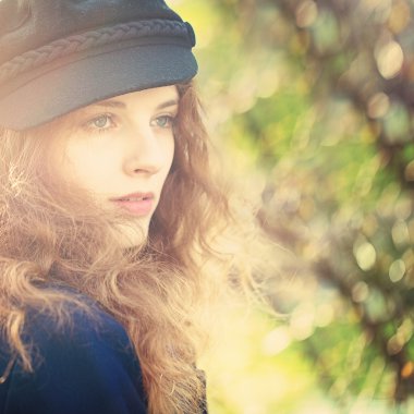 Güneşli kız. Genç kadın portresi bahar