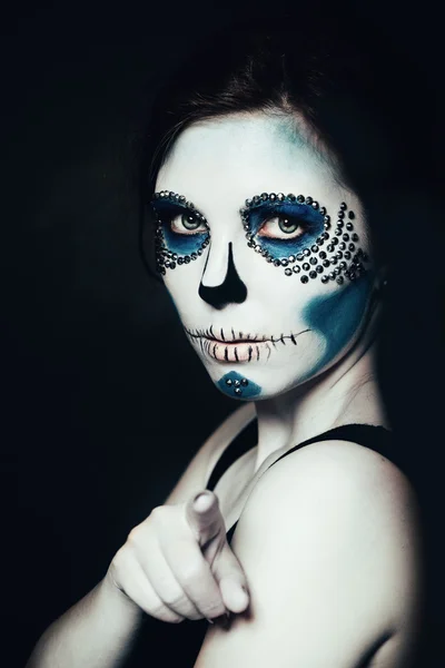 Femme avec le maquillage d'Halloween. Crâne de sucre beau modèle. Père Noël — Photo