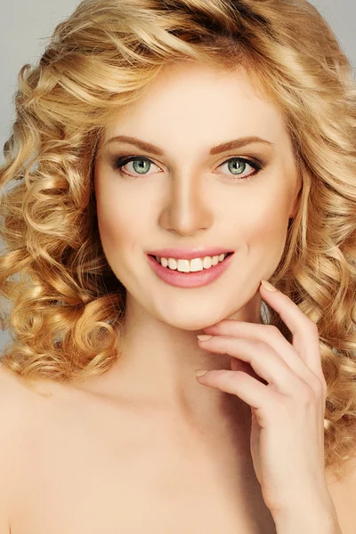 Perfecte meisje. Blonde vrouw. Mooi gezicht — Stockfoto