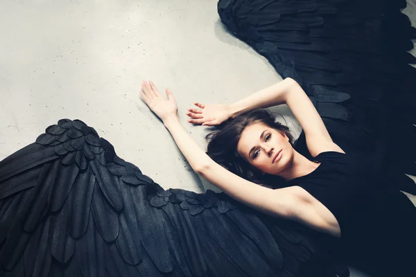 Sensualidade Mulher Black Angel Relaxante — Fotografia de Stock