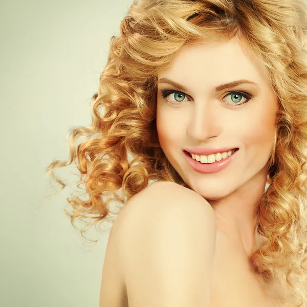 Blonde vrouw met kleur krullend haar — Stockfoto