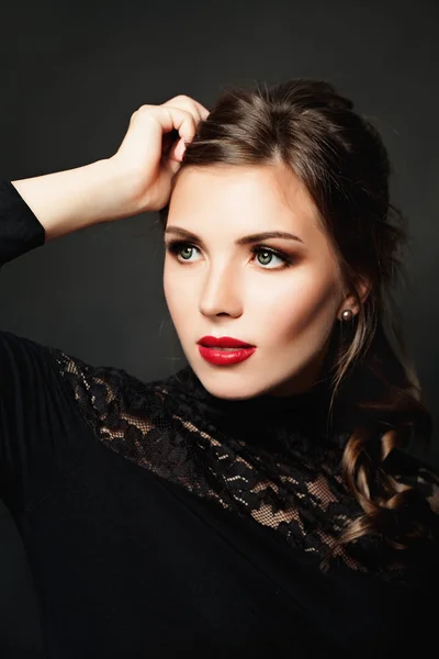 Elegant schoonheid. Mooie stijlvolle vrouw Fashion Model — Stockfoto