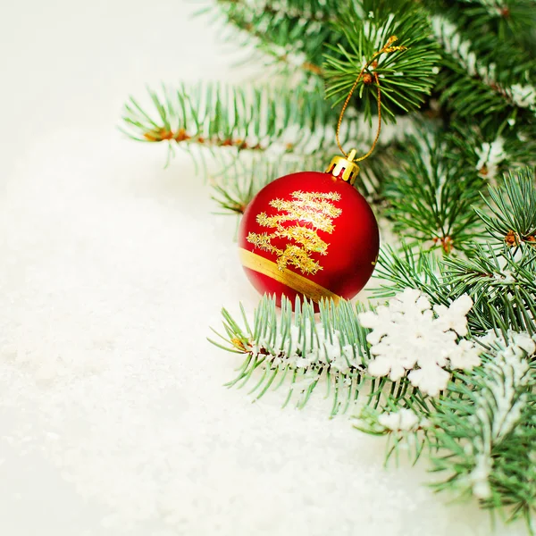 Weihnachtsbaumzweig und rote Kugel Weihnachtsdekor auf weißem Hintergrund. — Stockfoto