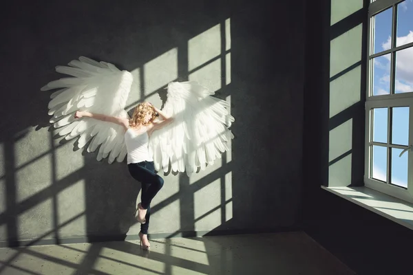Frau weißer Engel auf Hintergrund — Stockfoto