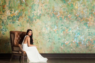 Güzel manken kadın içeride.