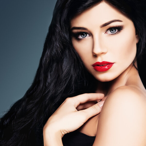 Брюнетка с длинными кудрявыми темными волосами
