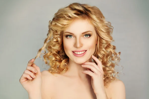 Όμορφο κορίτσι με σγουρά μαλλιά και Toothy χαμόγελο. Λευκά δόντια, ξανθιά — Φωτογραφία Αρχείου