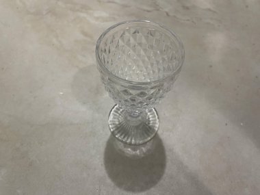 Masada izole edilmiş cam.