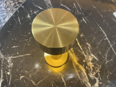 Lamba mermer masada izole edilmiş. en üstteki görünüm