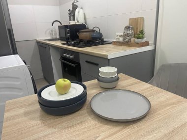 Mutfaktaki masada mavi tabaklar var.