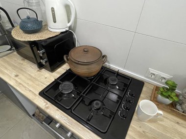 Ocağın yanından bırakılmış bardaklar.