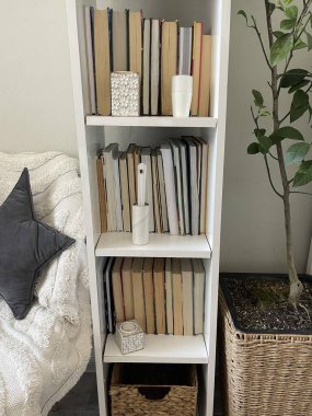 Dolabın rafındaki toz silindiri.