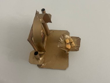 Mumlarla dolu sunak.