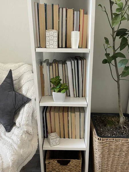 Sandalyelerin yanında çekmeceleri olan bir dolap. Eski tarz mobilyalar