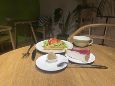 Sandviç ve tatlı masada.