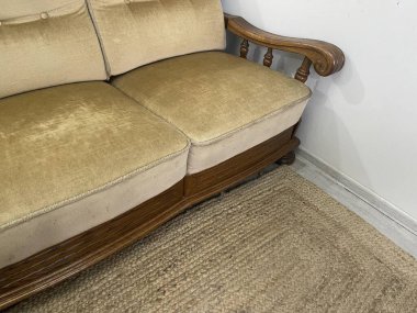 Üzerinde kahverengi halı olan bir kanepe.