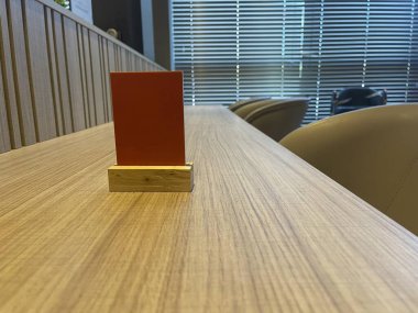 İşaret çadırı masanın ön tarafında.