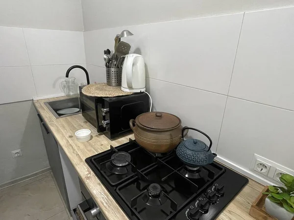 Çaydanlık ve demlik olan bir mutfak. en üstteki görünüm