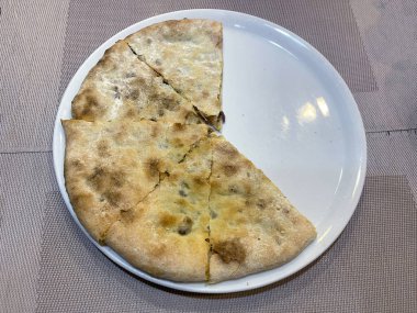 Masada izole edilmiş bir tabak kubdari.