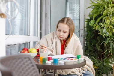 Çocuk portresi. Evde sevimli bir çocuk var.