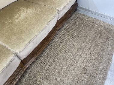 Üzerinde kahverengi halı olan bir kanepe. en üstteki görünüm