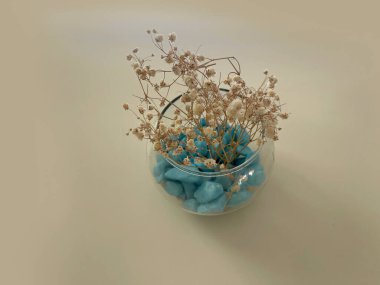 vazo mavi stowns beyaz masada izole