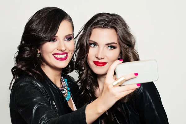 Glückliche junge Frauen. Selfie. Modeporträt — Stockfoto