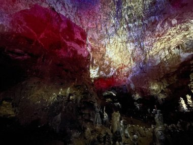 Parlayan, çok renkli sarkıtlar ve dikitlerle dolu canlı bir mağara. Harika büyülü fantezi yeraltı harikalar diyarı arka planı. Prometheus Mağarası, Gürcistan 'daki Kumistavi Mağarası ve Tsqaltubo Mağarası olarak da bilinir.