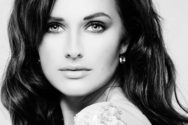 Retro zwart-wit Closeup portret van mooi meisje — Stockfoto