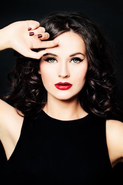 Şık kadın. Makyaj ve kıvırcık saç