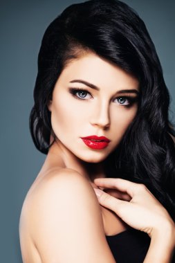 Uzun siyah saçları ve makyaj kız moda. Güzel esmer 