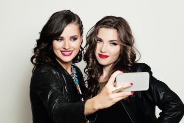 Selfie. Mutlu kadın gülümseyerek, moda portre