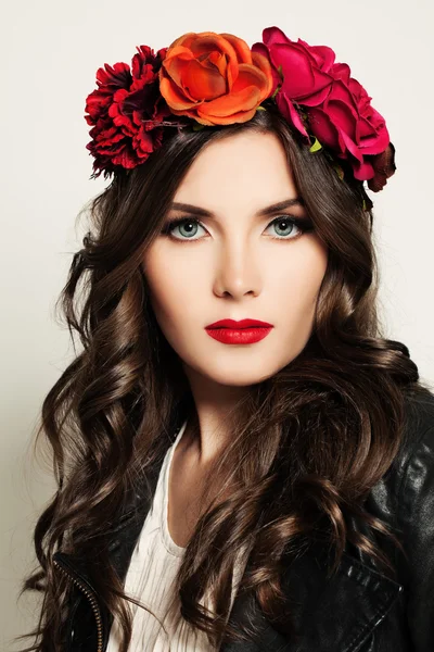 Hermosa mujer en flores rojas corona —  Fotos de Stock