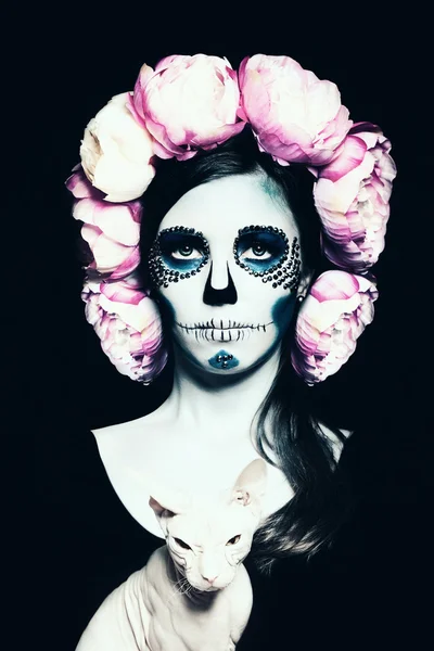 Donna di Halloween con trucco del cranio di zucchero — Foto Stock