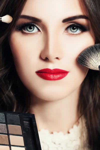 Makeup skönhet koncept. Vacker kvinna med Make-up penslar och — Stockfoto