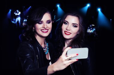 İki kız Selfie müzik parti arka plan yapma. Kadınlar relaksin