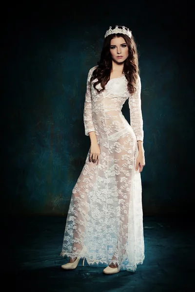 Beyaz dantel elbise giyen güzel kadın — Stok fotoğraf