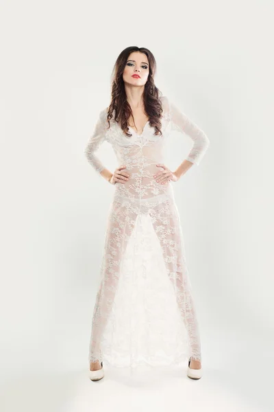 Szexi nő divat pózol a fehér háttér — Stock Fotó