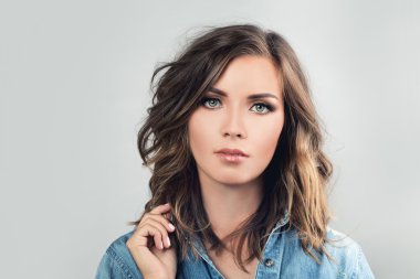 Sevimli kadın. Güzel yüz. Güzellik moda portre