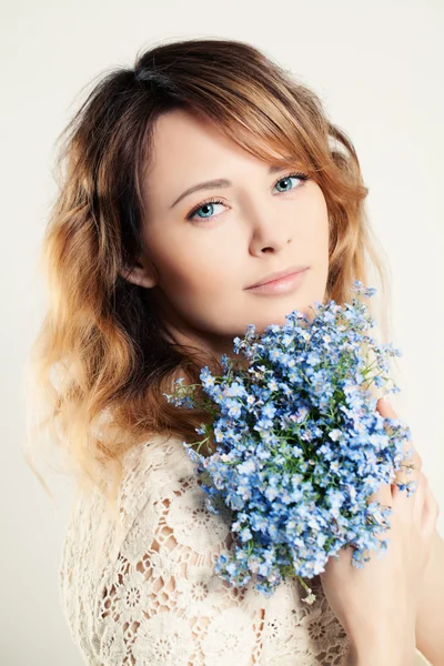 파란 꽃을 들고 예쁜 여자 — 스톡 사진