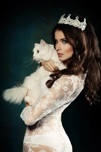 Bella modella di moda e gatto bianco — Foto Stock