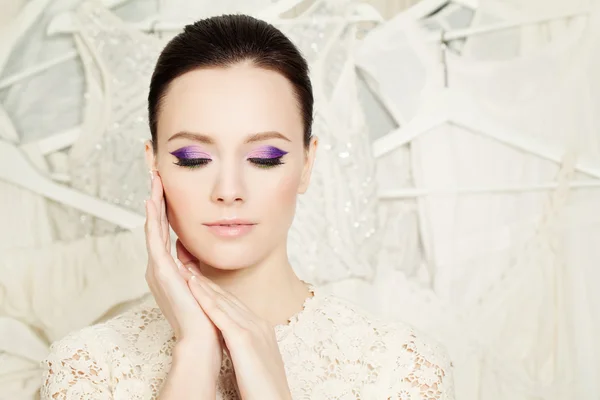 Elegante vrouw met mooie make-up — Stockfoto