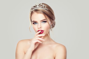 Elmas Crown sevimli kadın